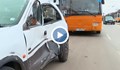 Автобус и кола се удариха в София