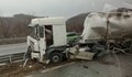 Камион се вряза в мантинелата на АМ "Хемус"