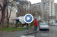 Изолация на блок рухна върху детска площадка в Пловдив