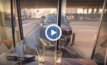 Кола се блъсна в кафене по време на предаване на живо