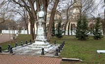 Поругаха паметника на граф Игнатиев във Варна