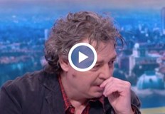 Режисьорът призова хората да изпратят мушмули до парламентаПрез седмицата дойде