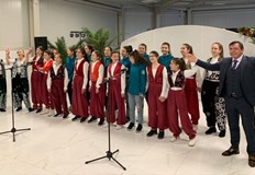 Празнична програма бе подготвена със съдействието на Дружеството за културни