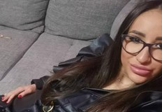 Майката на загиналата Хариет слуша всяка дума от първия ред