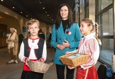 Облечени в български носии Лора и Максим обясняваха на френски