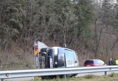 Нанесени са щети по автомобилаРемарке превозващо лек автомобил се откъсна