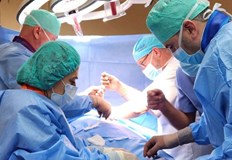 Двата вида устройства се имплантират под кожата на гръдния кош