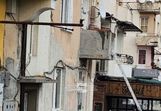 Три пожарни екипа се бориха с пламъцитеПожар изпепели напълно апартамент