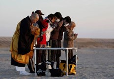 Японци отправиха молитви със сълзи в годишнината от смъртоносното цунами