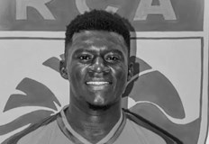 На 21 годишния бранител на Расинг Абиджан Мустафа Силаму прилошало и