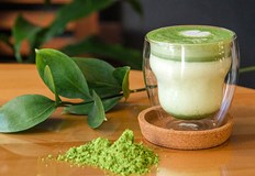 Матча богата на кофеин алтернатива известна с наситения си цвятТова