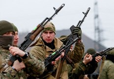 Във видеото мъж с военна униформа казва Слава на Украйна