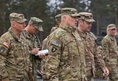 Марк Мили генерал от армията на САЩ посети американската база