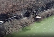 Трима служители са пострадалиТоварен влак дерайлира и се запали след