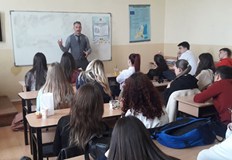 Срещата започна с въпрос към бъдещите абитуриенти дали знаят кои