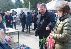 Известната дама в политиката комбинира предизборната агитация със стоки от