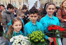 Учениците почетоха националния празник в Русе и на връх ШипкаПо