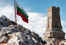 С официални чествания и тържества в цялата страна България отбелязва