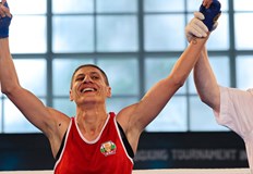 Опитната българска боксьорка се класира на осминафиналите Севда Асенова донесе