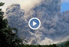 Вулканът изхвърли стълб от гореща пепел на 100 метра в