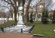 Бюстът и постаментът са залети с бяла боя а паметната