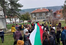 Бяха поднесени венци и цветя пред Паметника на войника Всяка година