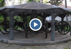 Сред ценностите са оръжия фотографии и писма на героинята от