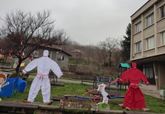 Баба Марта от ранни зори тръгна по улиците на КарамановоВъв