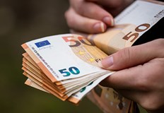 Повишението идва месеци преди края на мандата на консервативното правителство