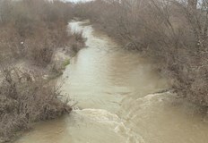 Хората се притесняват че реката може отново да наводни селотоЖители