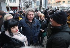 Трябва да си тръгне този човек защото е случаен човек