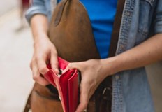 Парите били изгубени на входа на голям хранителен магазинЖена от