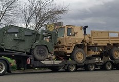 Танкове бронетранспортьори камиони и всевъзможни бойни машини са натоварени на