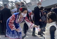 Стотици японци се окичиха с български мартеници в центъра на