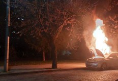 Предполагаемата причина е авария в двигателяЛек автомобил се запали на