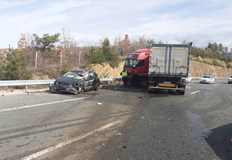 ТИР спука гума при изпреварване и удари кола на АМ