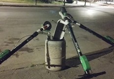 Електрическите скутери напъхани в кошче за боклук на кръговото край