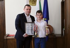 Награден с общо 11 грамоти 10 медала 4 златни