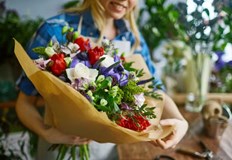 Лалето казва Обичам те с калата правим комплимент с фрезията