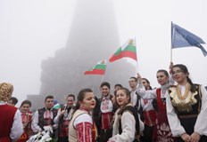 От рано сутринта стотици изкачиха 894 те стъпала към заветния връхХиляди