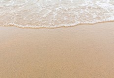 Върху пясъка се изграждат траншеи и окопи поставят се бетонни