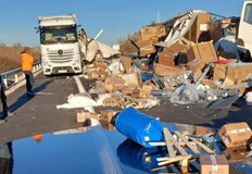 На пътя има разпилян товарКатастрофа между два ТИР а затвори АМ