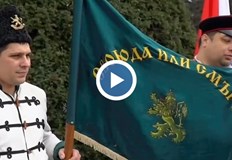 В близост до паметника вече е подредена изложба на оръжие