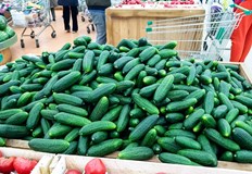 Полиция данъчни инспектори и служители на Агенцията по храните влязоха