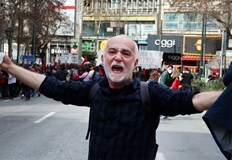 Ожесточените сблъсъци между протестиращи и полиция в Атина след влаковата