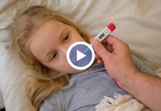 Здравните власти напомнят че симптомите са температура повръщане болки в