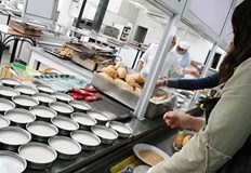 Държавата плаща до 3 50 лв на хранене за студентитеСтудентите ядат