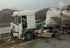 Мантинелата го спря да не влезе в насрещното на магистралатаКамион