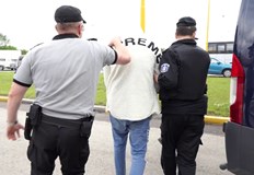 Шофьорът е български гражданин не е криминално проявен13 мигранти от