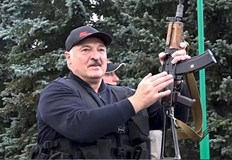 Александър​ Лукашенко е подписал закон който позволява длъжностни лица да